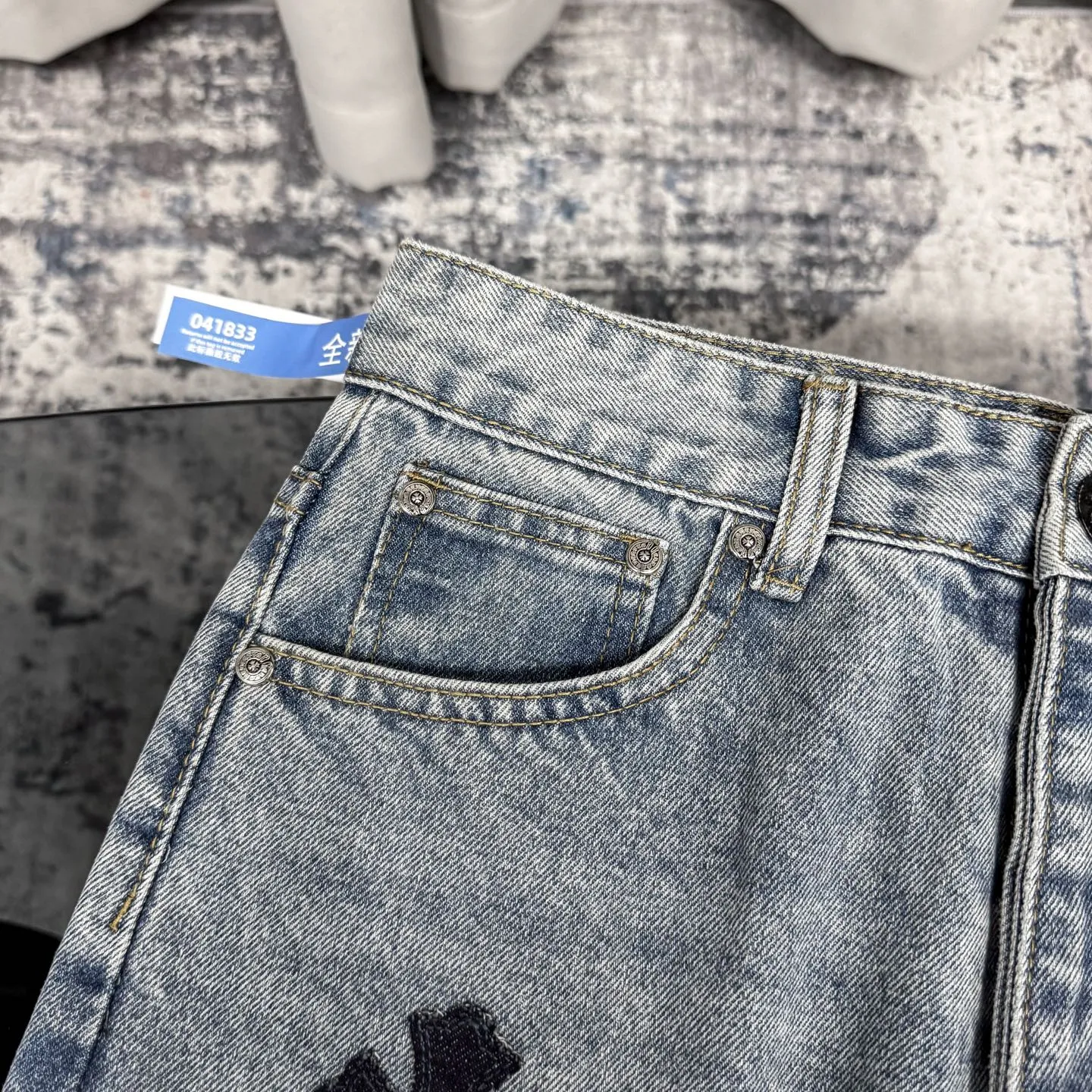 P310 Ch rare co-branded top item Chrome hearts new Chrome heart patchwork patchwork cross stitching micro-flare jeans Top-notch configuration, details are invincible! ! Cleanfit has become very popular in the past two years, and Kroxin’s consistent style is particularly high-end! ! Imported Japanese woven fabric ready-made clothes, genuine leather Crocodile leather labels and waist cloth leather tags are sewn on. The overall process is very cumbersome. The buttons on the trousers fly, rivets, back pockets, and metal decorative plates are all custom-made from molds. After they are finished, they are distressed to create a very effective effect. It has a vintage taste, and has been used by all kinds of big-name European and American celebrities. Kenijima’s cleanfit style has become popular all over the world. Top-grade hardware, pay attention to my detailed photos, the buttons are all detachable, and they are made of 925 engraved silver! ! Match as you like, suitable for both men and women ✔️✔️ Color: Blue Size: S M L XL